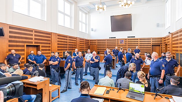 Krajsk� soud v Hradci Kr�lov� projedn�v� p��pad 14 cizinc�, kte�� neleg�ln� p�ev�d�li migranty z Turecka do �eska a d�le do EU. (3.9.2024)