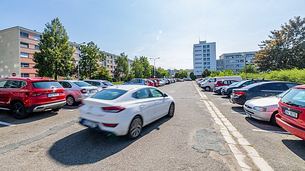 Nedostaujc parkovit u polikliniky na Slezskm Pedmst v Hradci Krlov nahrad parkovac dm Roberk.