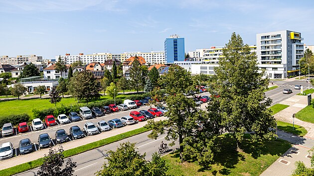 Nedostaujc parkovit u polikliniky na Slezskm Pedmst v Hradci Krlov...