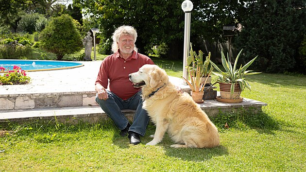 Krom� dvounoh�ch obyvatel d�m hl�daj� i dva pejsci a kocour.