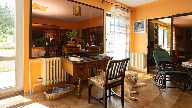 Cel� prostor opticky zv�t�uj� v�udyp��tomn� zrcadla na st�n�ch.