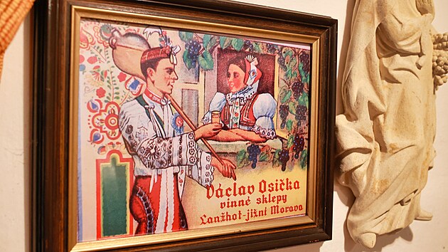 Zdi vina�stv� zdob� folklorn� motivy a moudra.