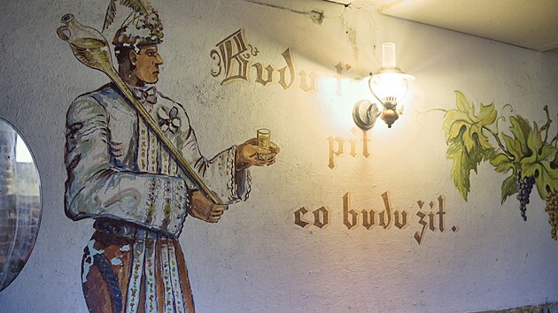 Zdi vina�stv� zdob� folklorn� motivy a moudra.