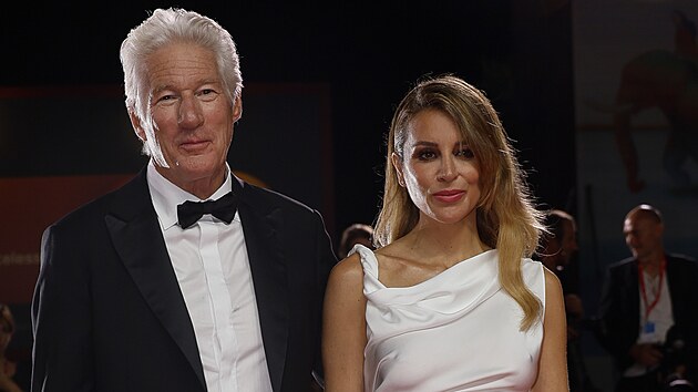 Richard Gere a jeho manelka Alejandra Silva v Bentkch (1. z 2024)