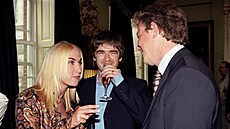 Noel Gallagher a jeho pítelkyn Meg Matthewsová rozmlouvají s premiérem Tony...
