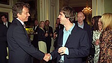Noel Gallagher a premiér Tony Blair na party v Downing Street (30. ervence...