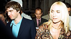 Noel Gallagher a jeho pítelkyn Meg Matthewsová picházejí do Downing Street...