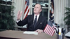 Americký prezident George H. W. Bush oznamuje zahájení operace Pou�tní bou�e....