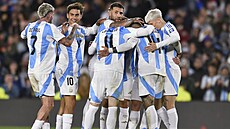 Fotbalisté Argentiny oslavují gól proti Chile.