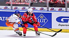 Zleva Daniel Brickley z Tampere a Roman �ervenka z Pardubic.