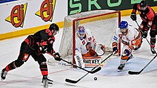 Filip Chlapík (vlevo) a Roman Horák (vpravo) ze Sparty zkouejí pelstít...