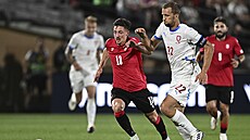 Kapitán �eské reprezentace Tomá� Sou�ek (vpravo) p�i utkání v Gruzii.