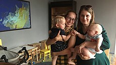 Lenka Kozáková (vlevo) a Aneta �ení�ková se svými d�tmi (13. srpna 2024)