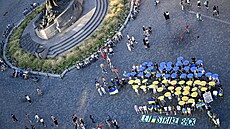 Lidé v sobotu vytvo�ili na Starom�stském nám�stí v Praze pomocí �lutých a...