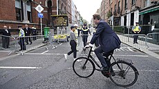 Irský poslanec Jim O�Callaghan p�ijí�dí k sídlu parlamentu Leinster House v...