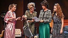 M�stské divadlo Brno p�ipravuje k uvedení Ocelové magnolie. Zleva hrají Eli�ka...