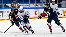 Hokejista Robert �í�ka z Komety Brno (v bílém dresu) b�hem p�ípravného zápasu...