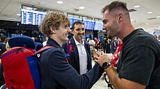 Plavce Davida Kratochvíla vítají na pra�ském leti�ti.
