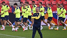 Ukrajinský kou� Serhij Rebrov vede trénink v Praze.