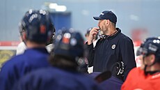 Nový litomický kou Jaroslav Nedvd vede trénink.