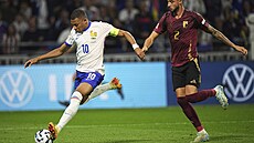 Francouzský útoník Kylian Mbappé stílí ped Zenem Debastem z Belgie bhem...