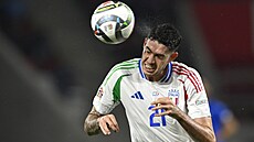 Alessandro Bastoni z Itálie hlaviku v utkání s Izraelem v Lize národ.