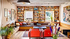 Sou�ástí otev�eného prostoru prvního patra je nábytkem vymezený obývací pokoj....