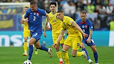 Denis Vavro ze Slovenska (vlevo) se sna�í dostihnout Ukrajince Ar�oma Dovbyka.