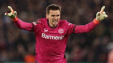 Matj Ková v dresu Leverkusenu bhem utkání s West Hamem.