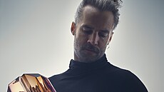 Jan Plechá�, um�lecký �editel sklárny, dr�itel mnoha ocen�ní, mj. absolutní...