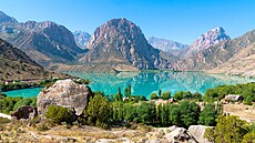Nádherné jezero Iskanderkul ve Fanských horách