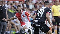 Slávista David Doudra odehrává mí ped Eldarem ehiem z Pardubic.