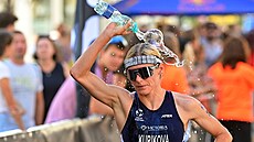 Triatlonistka Petra Kuíková na trati závodu SP v Karlových Varech