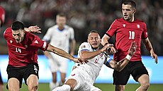 eský obránce Vladimír Coufal mezi dvma Gruzínci bhem utkání Ligy národ