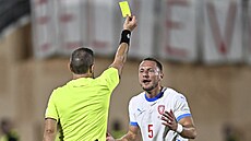 eský obránce Vladimír Coufal inkasuje lutou kartu v utkání Ligy národ proti...