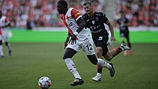 Slávistický obránce El Hadji Malick Diouf vede mí ped Michalem Surzynem z...