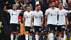 Fotbalisté Liverpoolu se radují z gólu Luise Díaze (vlevo).