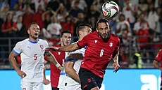 Gruzínský zálo�ník Giorgi Ko�ora�vili st�ílí hlavou gól v utkání proti �esku.