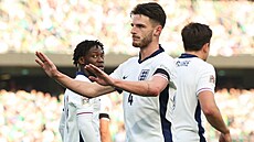 Anglický zálo�ník Declan Rice slaví sv�j gól v utkání proti Irsku.