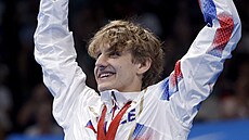 David Kratochvíl slaví na pódiu stíbrnou medaili z disciplíny 100 m znak.