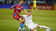 Liberecký obránce Marios Purzitidis se snaí odehrát mí ped Danielem...