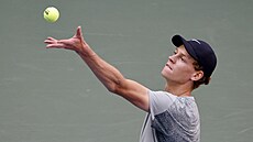 Jannik Sinner servíruje ve finále US Open.