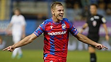 Plze�ský úto�ník Mat�j Vydra oslavuje svoji trefu v utkání proti Liberci.