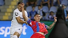 Plze�ský k�ídelník Erik Jirka padá v souboji s Qendrumem Zybou z Liberce.