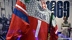 Ve vitrín� v Síni slávy nechybí ani dres branká�e Luká�e Dostála nebo h�l...