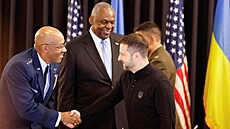 Ukrajinský prezident Volodymyr Zelenskyj dorazil na německou základnu Ramstein...