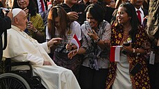 Pape Frantiek se zdraví s vícími po píjezdu do katedrály panny Marie v...