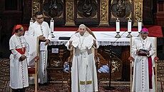 Pape� Franti�ek promlouvá k v��ícím v katedrále panny Marie v Jakart�.
