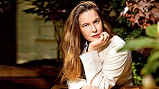 Jako komediální hereka srí vtipem a energií. Tuto polohu pedvedla teba v...