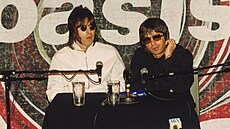 Liam Gallagher (vlevo) a bratr Noel z Oasis na tiskové konferenci v Londýn,...